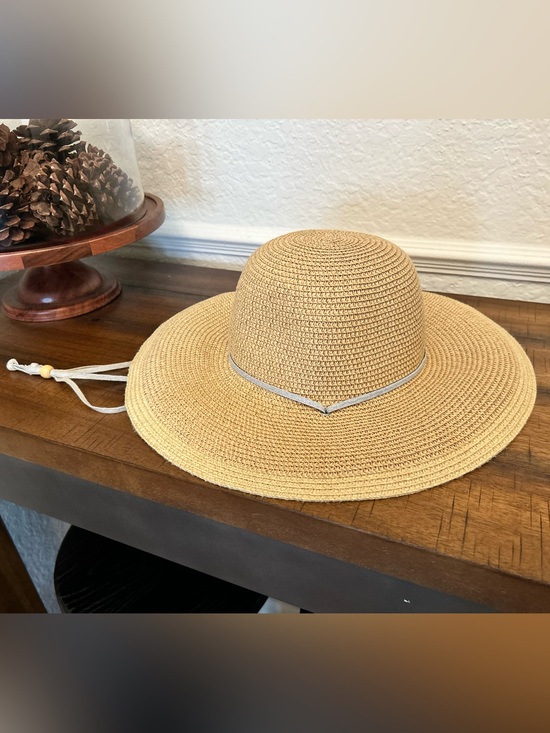 Accessories - Women's Wide Brim Straw Sun Hat with Chin Cord - Natural